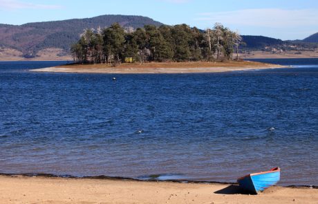 Лодка на брега на "Цигов Чарк"