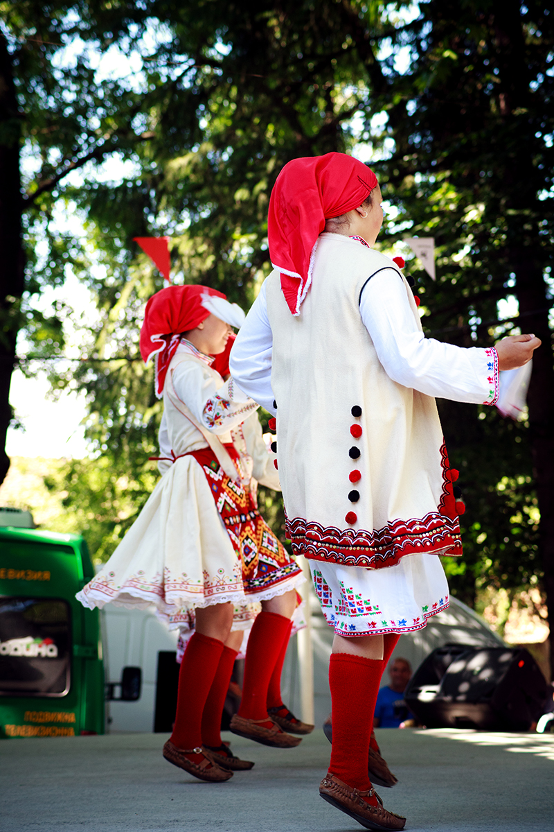 Българска фолклорна група играе хоро, Дорково, Международен фестивал за автентичен фолклор