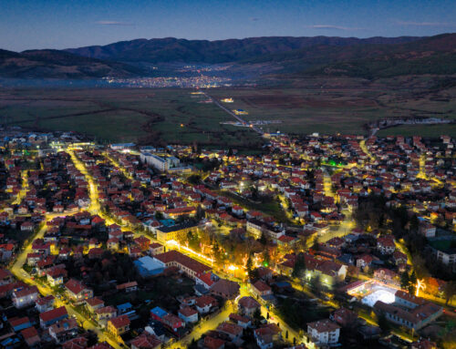 Коледното градче и ледената пързалка в Ракитово – зимна магия в центъра на града